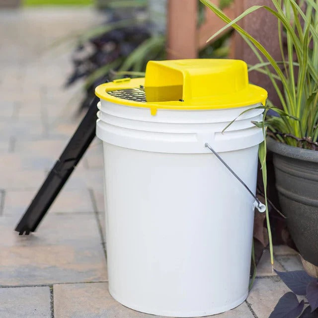 Rodent Bucket Trap Cover with Auto-Reset Flip Mechanism and Access Ladders, 20 Mice Capacity